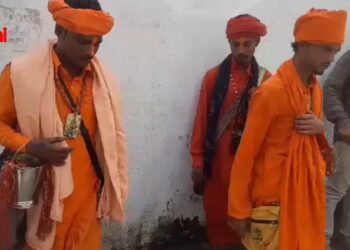 राजधानी के पंडरा ओपी की पुलिस ने इलाके में घूम रहे साधु के वेश में तीन लोगों को पकड़ा