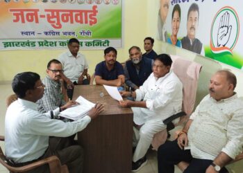 आलाकमान के दिशा निर्देश के बाद फरियादियों की समस्या सुने मंत्री रामेश्वर उरांव