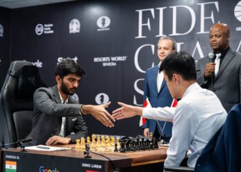 डी गुकेश बने शतरंज के सबसे कम उम्र के बादशाह, चीन को दी मात