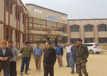 बालिका आवासीय विद्यालय का निर्माण कार्य का निरीक्षण करने पहुंचे आदिवासी कल्याण आयुक्त