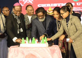 CM हेमंत सोरेन और विधायक कल्पना सोरेन ने प्रभु यीशु से लिया आशीर्वाद