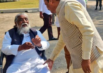 जन्मदिन पर शिबू सोरेन से मिले रघुबर दास, आशीर्वाद लिया