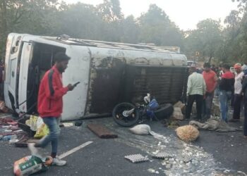 हजारीबाग में बस पलटी,तीन यात्रियों की मौत,दस घायल