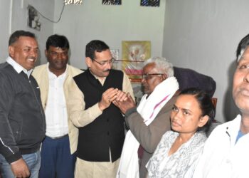 नागपुरी गायक महावीर नायक से मिले भाजपा नेता दीपक प्रकाश, जानिए क्या कहा