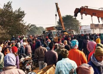 रामगढ़ में आलू लदा ट्रक स्कूली वाहन पर पलटा, बच्चे समेत चार की मौत