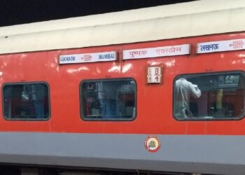 महाराष्ट्र में बड़ा ट्रेन हादसा,पुष्पक एक्सप्रेस के यात्री आए चपेट में