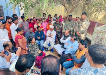 गोड्डा सांसद निशिकांत दुबे मृत शिक्षक संजय दास के परिजनों से की मुलाकात