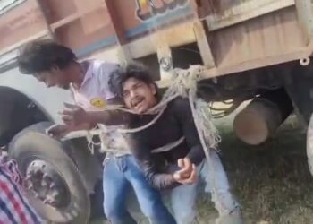 कोडरमा में चोर होने के संदेह पर ट्रक में बांधकर युवकों को पीटा, तस्वीर हुई वायरल