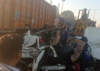 महाकुंभ से लौट रही टाटा सुमो गाड़ी दुर्घटनाग्रस्त, तीन की मौ/त