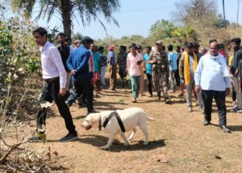 दुमका में चार बच्चों की मां का श/व बरामद, परिवार वालों ने ह/त/या की आशंका जताई