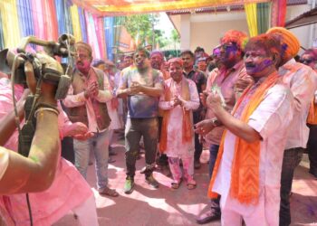 भाजपा कार्यालय में खूब मनी होली, जमकर नाचे कार्यकर्ता