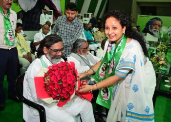 हेमंत सोरेन : सत्ता और संगठन पर अधिकार से क्या होगा, जानिए