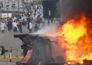 मुर्शिदाबाद में वक्फ कानून के खिलाफ प्रदर्शन हिंसक, पुलिस पर पथराव और आगजनी