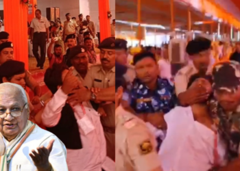 राज्यपाल आरिफ मोहम्मद खान की सुरक्षा में बड़ी चूक, छात्र ने दीक्षांत समारोह में मंच पर फेंके पर्चे