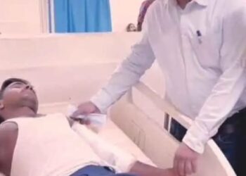 चतरा में अपराधियों ने चौकीदार को मारी गोली, घायल हालत में भी आरोपी को पकड़ा