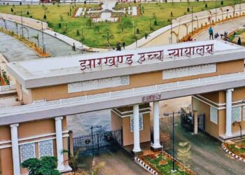 झारखंड हाईकोर्ट ने सचिवालय सहायक और निजी सहायक संवर्ग से अधिक वेतन वसूली पर लगाई रोक, राज्य सरकार से मांगा जवाब