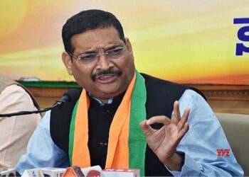 भारत में वर्ष 2024-25 के दौरान 16.55 करोड़ घरेलू यात्रियों और 7.39 करोड़ अंतरराष्ट्रीय यात्रियों ने हवाई यात्रा की है।