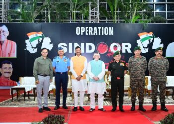 बच्चों की पेंटिंग्स को राज्यपाल ने सराहा,सीडीएस ने आपरेशन सिंदूर के बारे में बताया