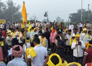 कुड़मी समाज का रेल रोको आंदोलन शुरू। बड़ी संख्या में लोग रेलवे ट्रैक पर हुए जमा