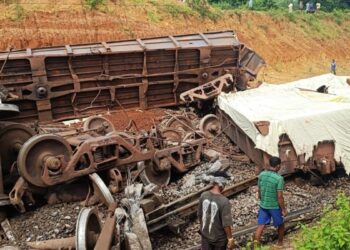सिमडेगा के पास ट्रेन हादसा। मालगाड़ी की दस बोगियां बेपटरी