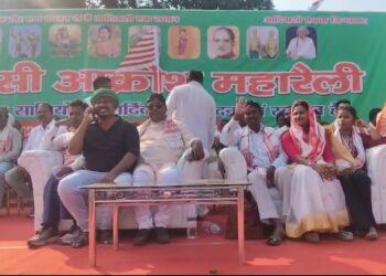 आदिवासी संगठनों ने कुड़मी समाज को दिखाई