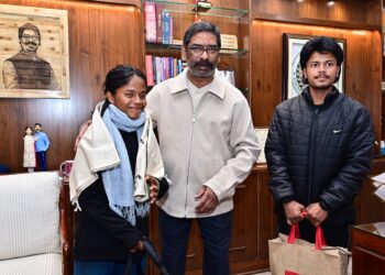 अंतरराष्ट्रीय फुटबालर अनुष्का को मुख्यमंत्री हेमंत सोरेन ने किया सम्मानित