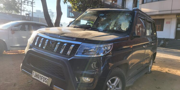 ब्लैक स्कॉर्पियो ने आतंक मचाया, पुलिस को कुचलने की कोशिश