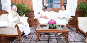 CM हेमंत सोरेन राज्यपाल संतोष गंगवार से मिले,विदेश यात्रा के बारे में जानकारी दी