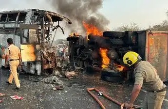 आंध्र प्रदेश में बड़ा सड़क हादसा,13 लोगों की मौत, कई झुलसे