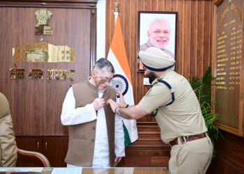 अग्निशमन सेवा सप्ताह के मौके पर राज्यपाल संतोष कुमार गंगवार को DG एम एस भाटिया ने बैज लगाया