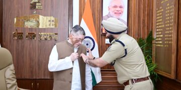 अग्निशमन सेवा सप्ताह के मौके पर राज्यपाल संतोष कुमार गंगवार को DG एम एस भाटिया ने बैज लगाया