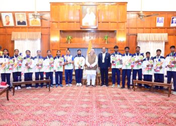 जनजातीय खेल 2026 में हिस्सा लेने वाली झारखंड की टीम से मिले राज्यपाल