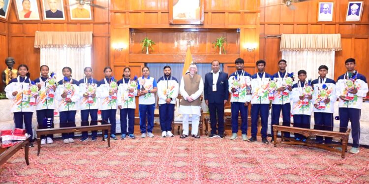 जनजातीय खेल 2026 में हिस्सा लेने वाली झारखंड की टीम से मिले राज्यपाल