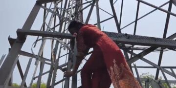 प्यार को पाने के लिए मोबाइल टावर का लिया सहारा, जानिए रोचक कहानी