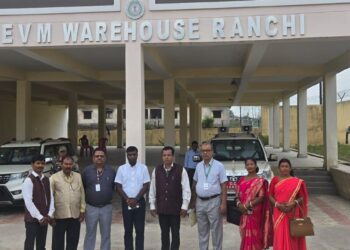 DC मंजूनाथ भजंत्री ने EVM के रख रखाव को देखा।