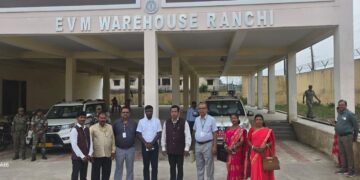 DC मंजूनाथ भजंत्री ने EVM के रख रखाव को देखा।
