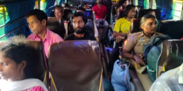 गैस रिसाव से प्रभावित झारखंड के श्रमिक सरकार की व्यवस्था से लौट रहे झारखंड।