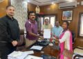 CEO के रवि कुमार ने अपना स्व गणना प्रपत्र अपने आवास पर भरा,BLO को दस्तावेज सौंपा।
